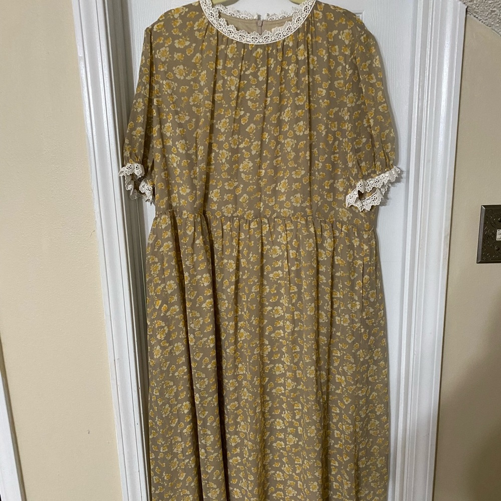 Wilde Floral Midi Dress Roolee